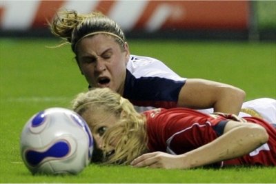 مسابقه فوتبال زنان; تیمهای آمریکا-نروژ(عکس از آرشیو)